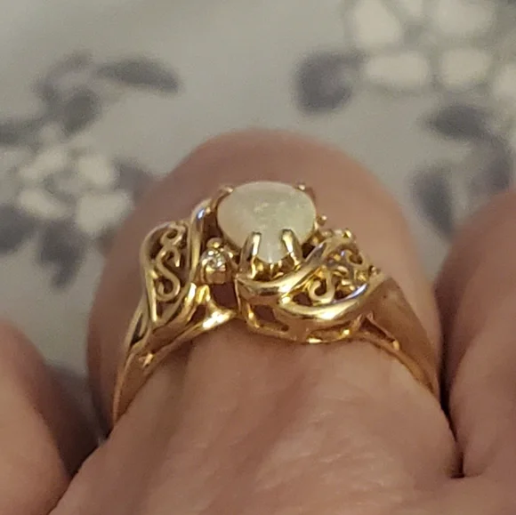 Beautiful dainty opal/diamond ring - Picture 2 of 8
